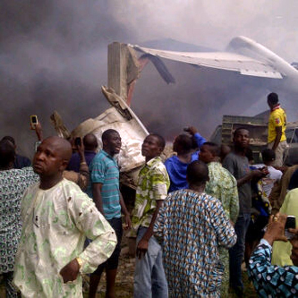 这是2012年6月3日在尼日利亚拉各斯拍摄的坠机现场。
