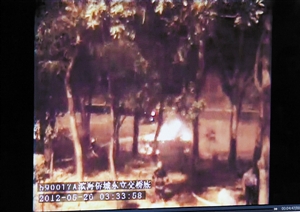 监控视频显示着电动出租车起火时的情况。深圳晚报记者 温庆强 摄