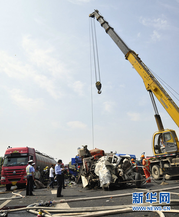 沈海高速盐城段多车惨烈追尾 致11人死亡(组图)