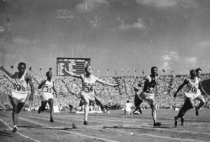 图文:1948年第14届伦敦奥运会 运动员撞线