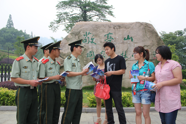 6月4日,武警宣城支队官兵正在宣城市敬亭山风景区捡拾垃圾.杨勋摄