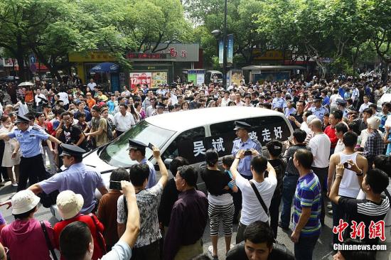 6月4日下午，杭州“最美司机”吴斌出殡，数万民众自发而来为送别最后一程。图为送别现场。中新社发 李忠 摄 CNSPHOTO