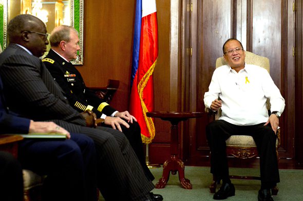 2012年6月4日，菲律宾总统阿基诺三世（右一）在马尼拉与到访菲律宾的美军参谋长联席会议主席马丁・邓普西（左二）举行了会谈。