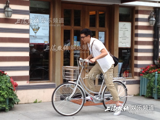 黄宗泽上海街头拍戏引围观 白衬衫年代感十足