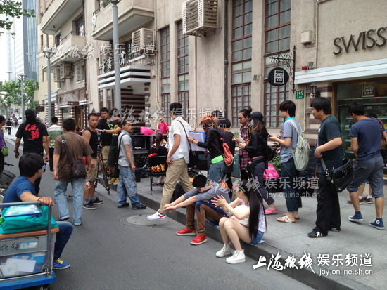 黄宗泽上海街头拍戏引围观 清新白衬衫年代感