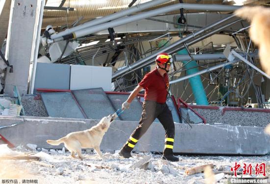 意大利北部5月29日发生里氏5.8级地震。图为灾区民众抱着日用品撤离危险区。