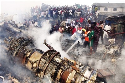 6月3日，当地民众和消防员在尼日利亚拉各斯的坠机现场灭火。新华社发