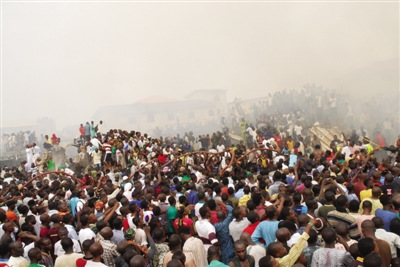 6月3日，人们聚集在尼日利亚的坠机现场。新华社发