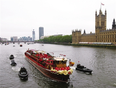 英女王登基60年泰晤士河巡游 耗资千万英镑(图)