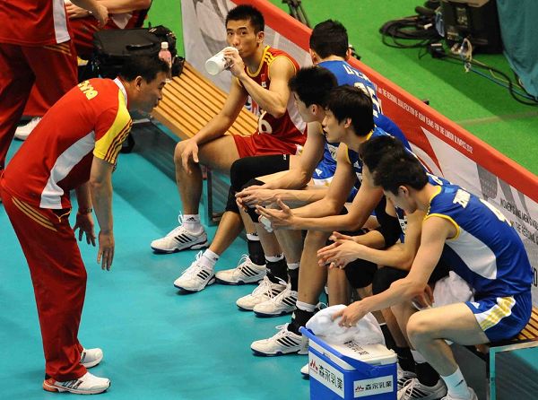 图文:中国男排0-3塞尔维亚 队员场边休息