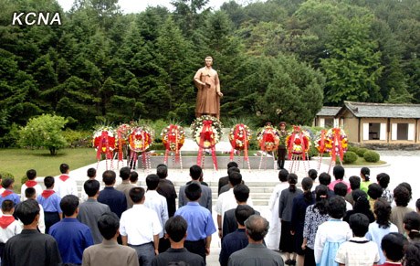 朝鲜举行向金亨稷铜像和坟墓敬献花圈的仪式。