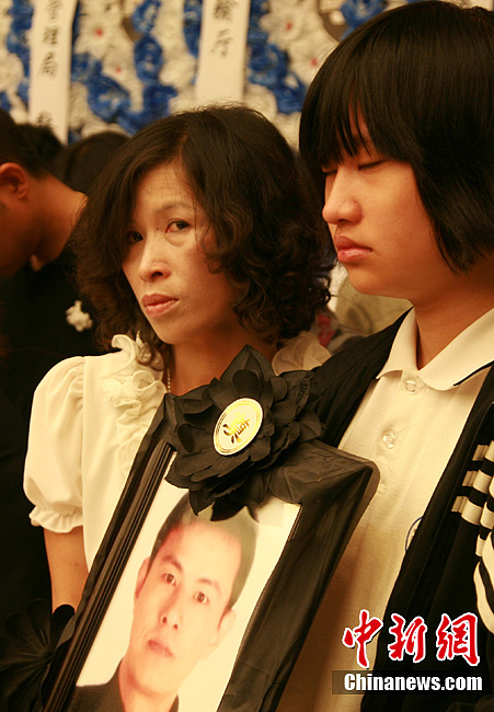 6月5日上午，杭州殡仪馆前聚集了许多人，他们怀着共同的心愿来到这里送杭州好司机吴斌最后一程。图为哀乐响起的瞬间吴斌的女儿闭上了双眼。李晨韵 摄