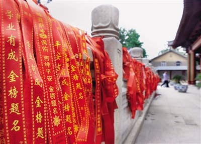 昨日,毗卢寺里大殿前的栏杆上,挂满了祈福红飘带.安心 摄