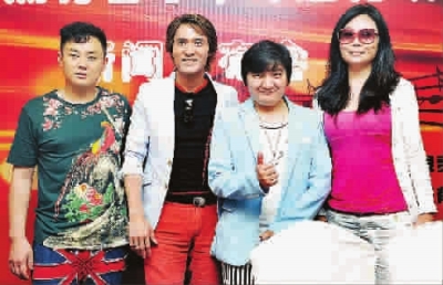 从左至右歌手高安,高林生,杨臣刚和乐天昨在上海 本报记者 郭新洋 摄