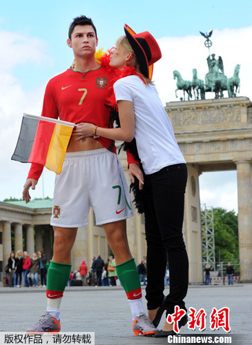 当地时间2012年6月5日，德国柏林，葡萄牙球星C罗的蜡像现身勃兰登堡门，德国女球迷当街调戏“C罗”。