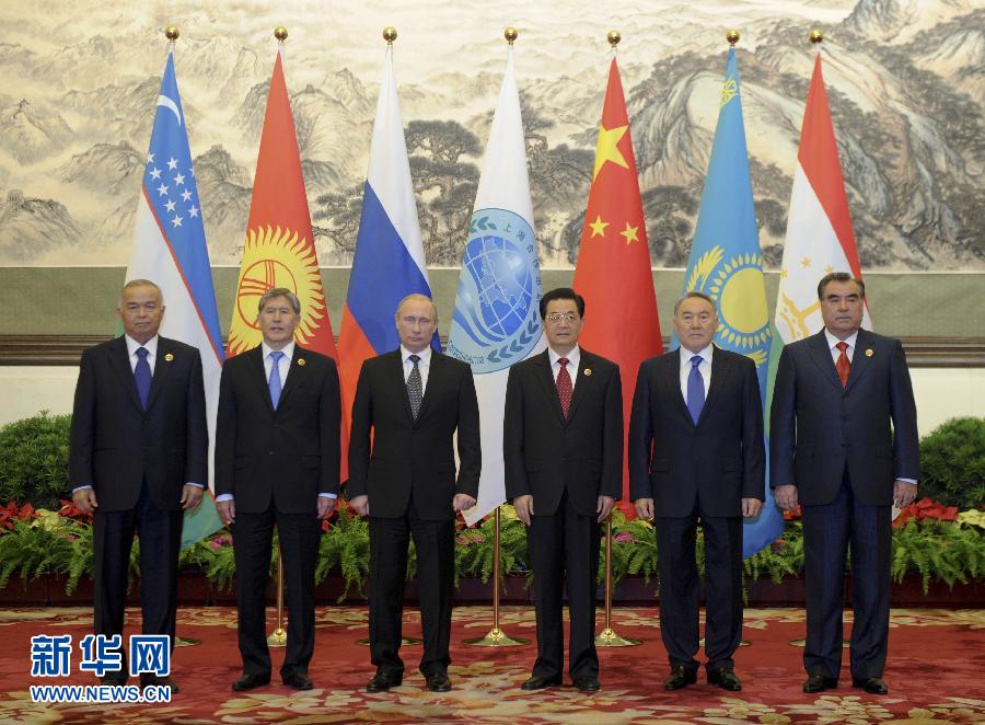 首理事会第十二次会议在北京举行小范围会谈(