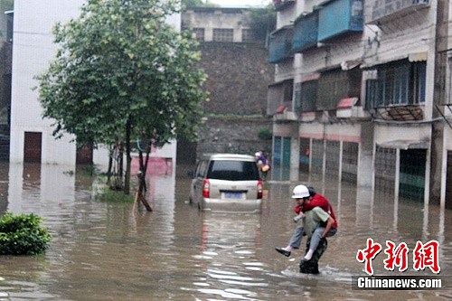 暴雨突袭湖南一小区 74户居民被困消防徒手救援