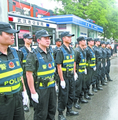 昨日,又有172名市公安局机关民警胸戴大红花,奔赴基层一线派出所.