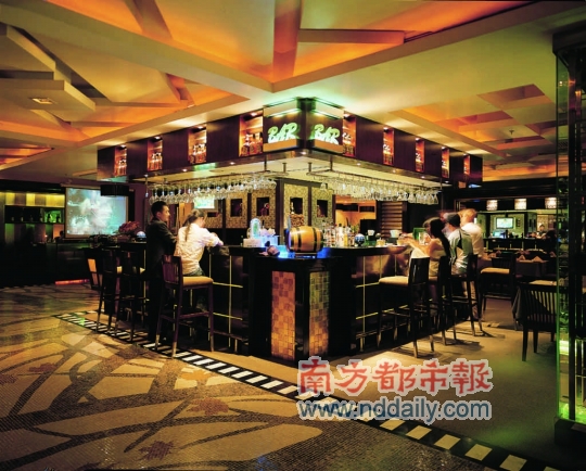 q café餐厅·酒吧吧台四周塞满了各类啤酒瓶和酒桶,可以预知欧洲杯