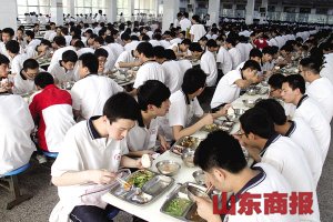 消息(记者 杨芳 实习生 马潇婧)昨天上午11点58分,济南历城二中食堂