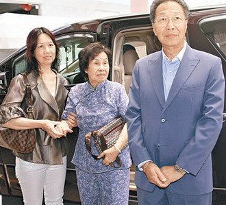 杨千嬅父母与丁子高婆婆同车到医院.