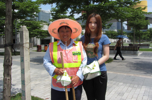 深圳靓女上街为1万名劳动者擦汗 称为宣传低碳