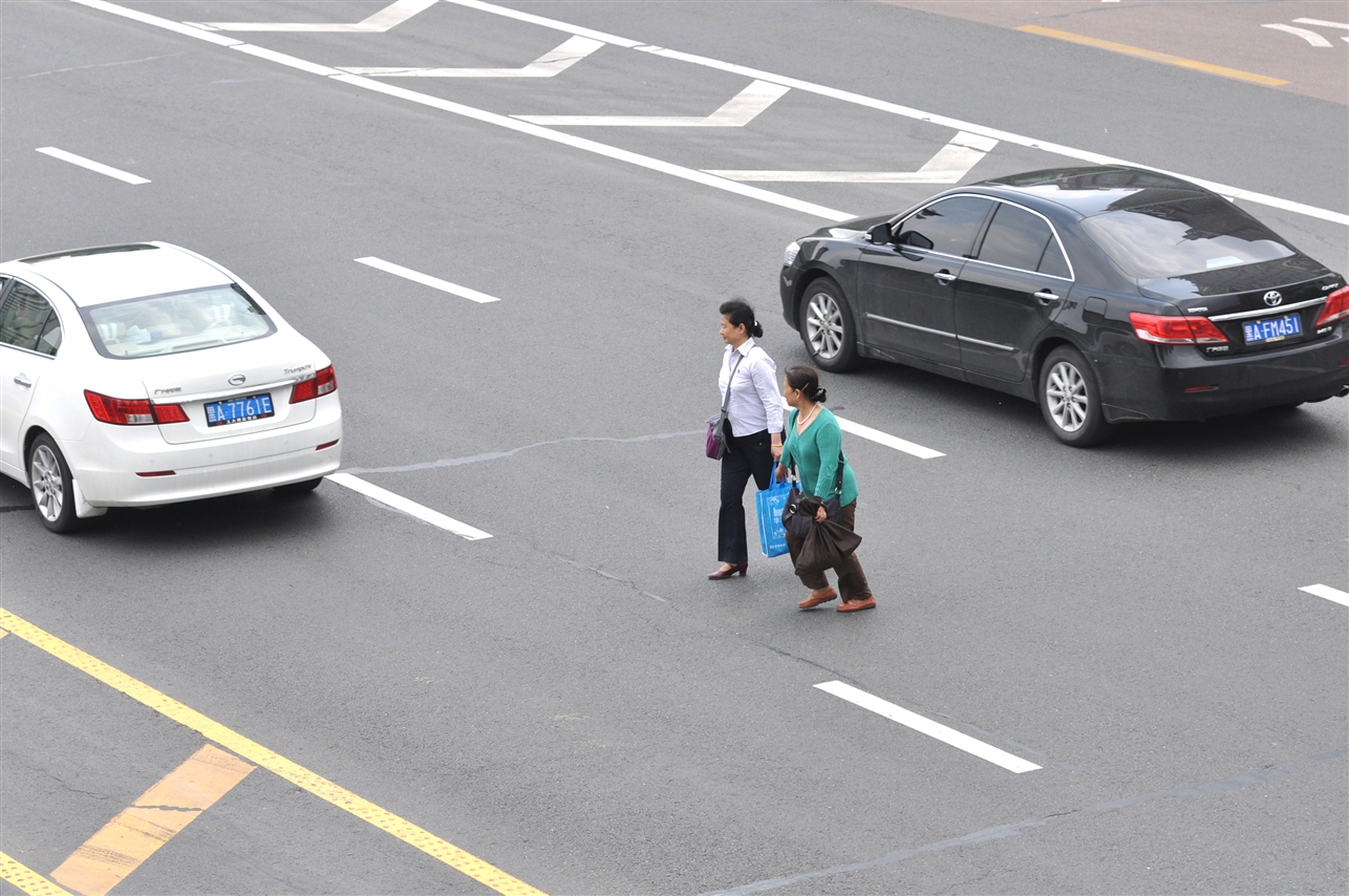 郑州街头两辆电动车迎面相撞后 大家合力救助伤者 -大河新闻