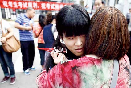 考场外家长焦虑孩子安慰 母亲误认忘带眼镜急