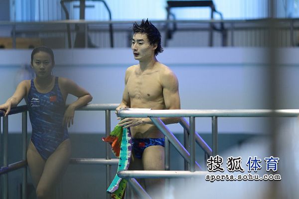 图文：中国跳水队公开训练课 秦凯发型有点乱