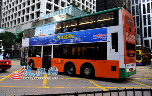 “江西风景独好”的旅游广告出现在香港双层巴士的车身上