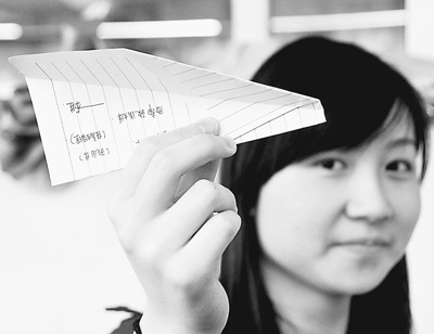 四川南充的高三学生放飞“梦想的纸飞机”。李向雨摄
