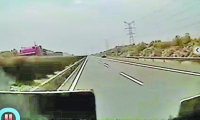 视频中与“最美司机”吴斌所开大巴擦肩而过的红色大货车。