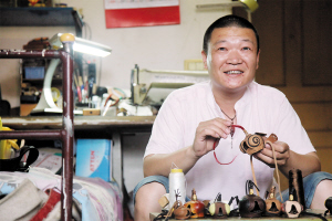 手艺传到四代如今开网店 纯手工鹰帽三天成一顶(组图)