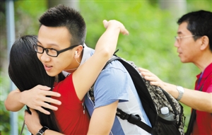 一位考生進考場前與老師擁抱。深圳晚報記者 溫慶強 攝