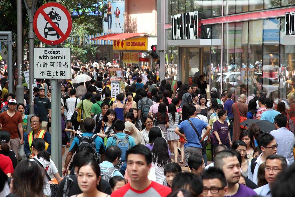 图：香港特区政府发表《人口政策督导委员会2012进度报告书》提出十项建议，纾解人口老化带来的社会压力。