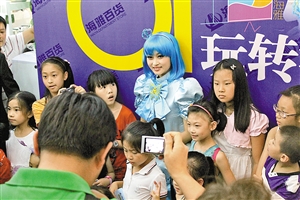 美琪与小朋友现场互动.
