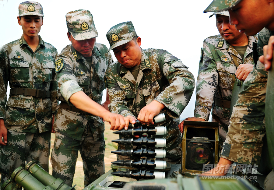 解放军铁拳团装备新型轮式火力突击战车--中国