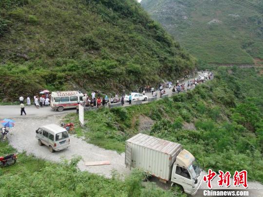 广西河池面包车滚下200米山崖 7人重伤(图)