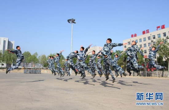 图片揭秘空军大连通信士官学校训练生活[图]