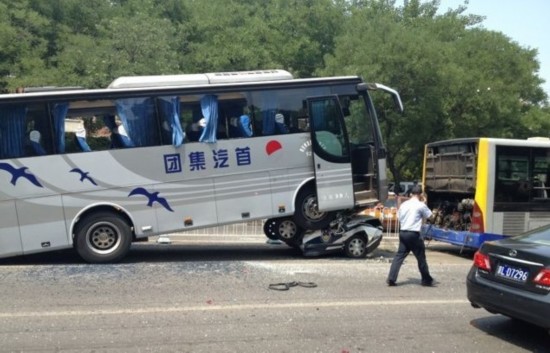 北京东三环长虹桥发生交通事故 一警车遭大巴车碾压(组图)