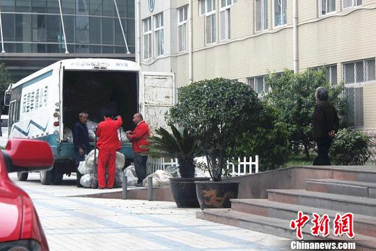 在河南省肿瘤医院内，郑州辰云华侨公司的人员正在收集废弃输液瓶。王登峰摄