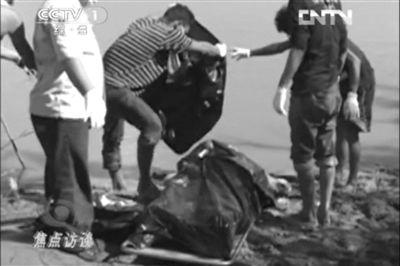 在湄公河边发现的中国船员尸体。视频截图