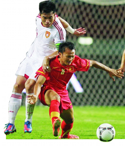 热身赛3比0轻松获胜 打越南队国足踢得像西班