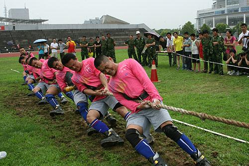 2012年全国拔河锦标赛草地拔河比赛.于红立摄