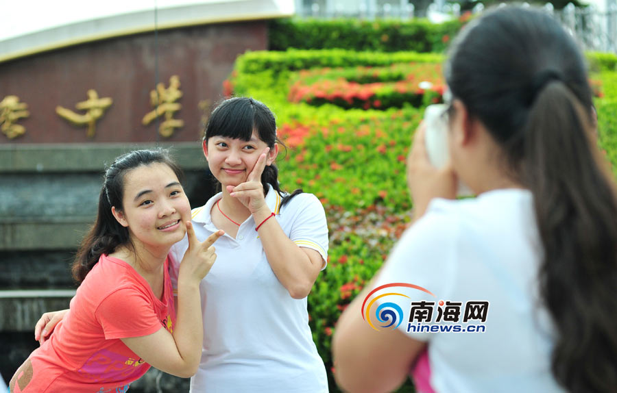 6月9日下午,海南华侨中学考点,高考结束。两名