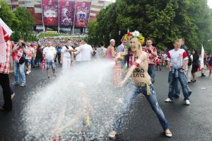 乌克兰裸女团体多次冲击欧洲杯惹争议(图)
