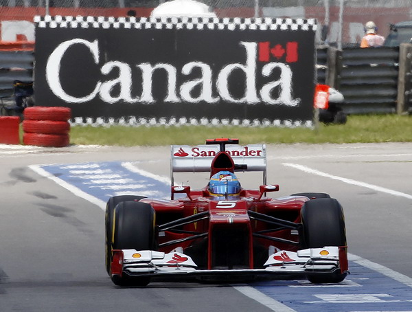 图文:F1加拿大站排位赛 阿隆索行驶在维修区