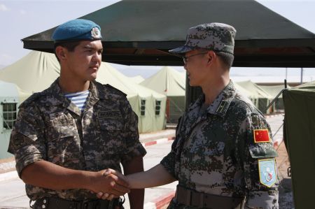 6月7日,在塔吉克斯坦胡占德市,中国参加演习的军人与外国军人进行交流