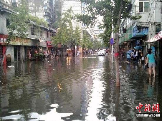 8日下午的大暴雨，导致南昌老城区章江路江西省歌舞剧院路段出现内涝，水淹最深处超过多半米。张莹博 摄