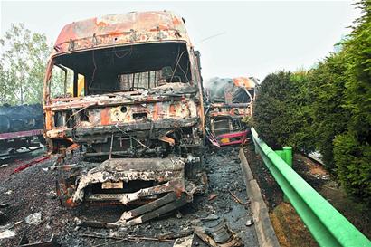 宁洛高速连环车祸11人死亡59人受伤(图)